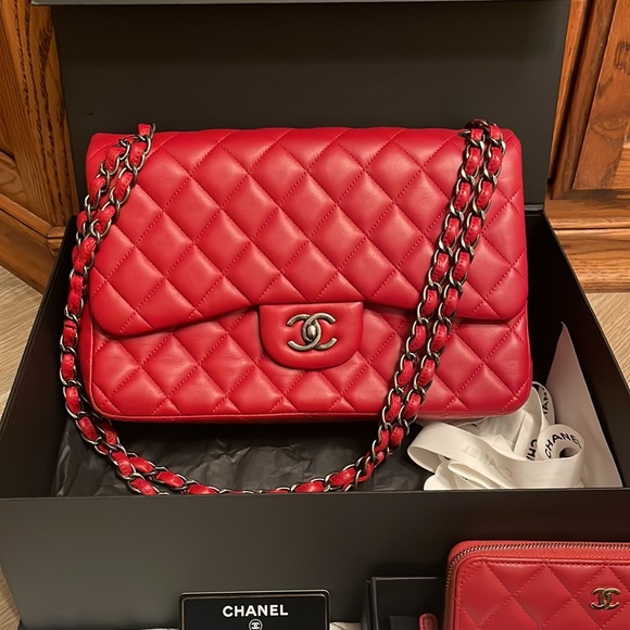 Red Chanel - Picture 2 of 3